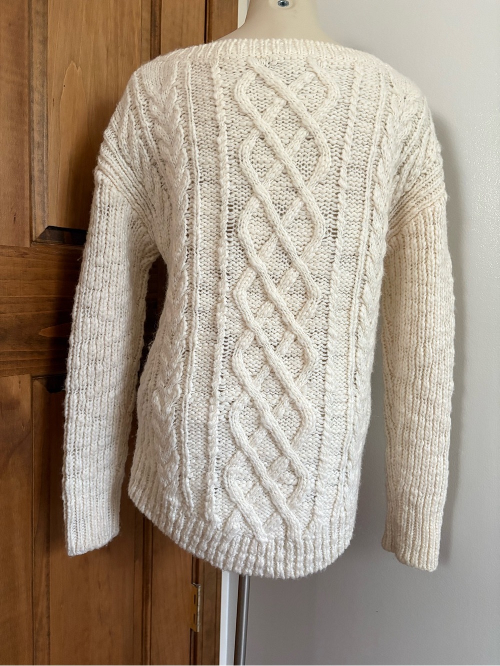 Banana Republic Cream Wool-Blend Cable-Knit Fisherman Sweater Size Small - Picture 4 of 9